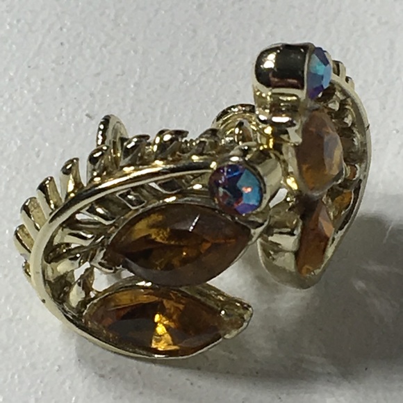 @Popup Show: Vintage Star Signed AB Rhinestone Clip Earrings - Picture 3 of 8